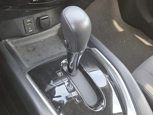 Used 2016 Nissan Rogue SV image 28