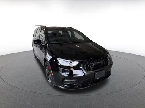 Used 2025 Chrysler Pacifica Limited image 3