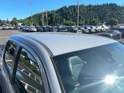Used 2019 Toyota Tacoma TRD Off-Road AWD/4WD image 15