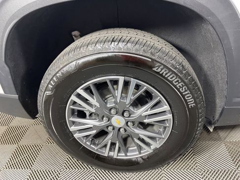 Used 2025 Chevrolet Traverse LT image 18