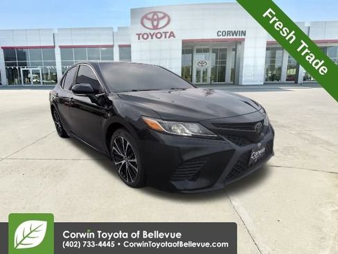 Used 2018 Toyota Camry SE image 1