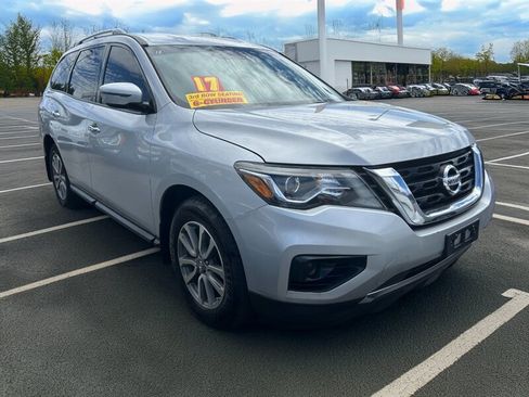 Used 2017 Nissan Pathfinder S image 1
