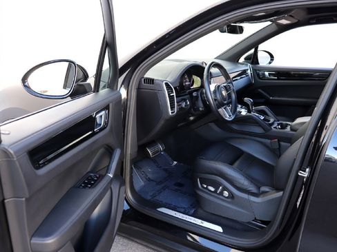 Used 2019 Porsche Cayenne S image 2