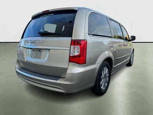 Used 2013 Chrysler Town & Country Touring image 4