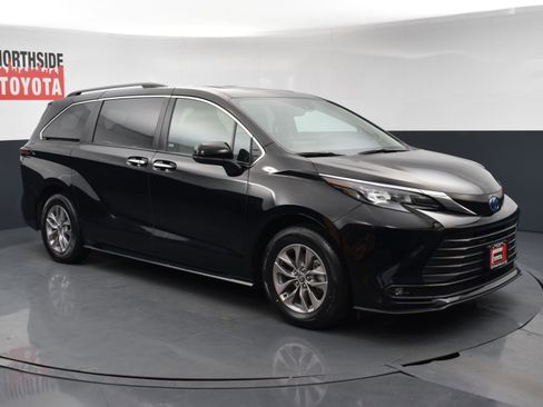Used 2025 Toyota Sienna XLE w/ XLE Plus Package AWD/4WD image 6