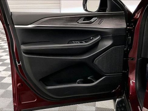 Used 2024 Jeep Grand Cherokee Limited w/ Luxury Tech Group II image 19