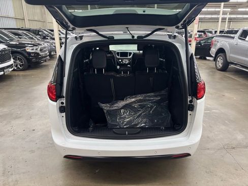 New 2026 Chrysler Voyager LX image 9