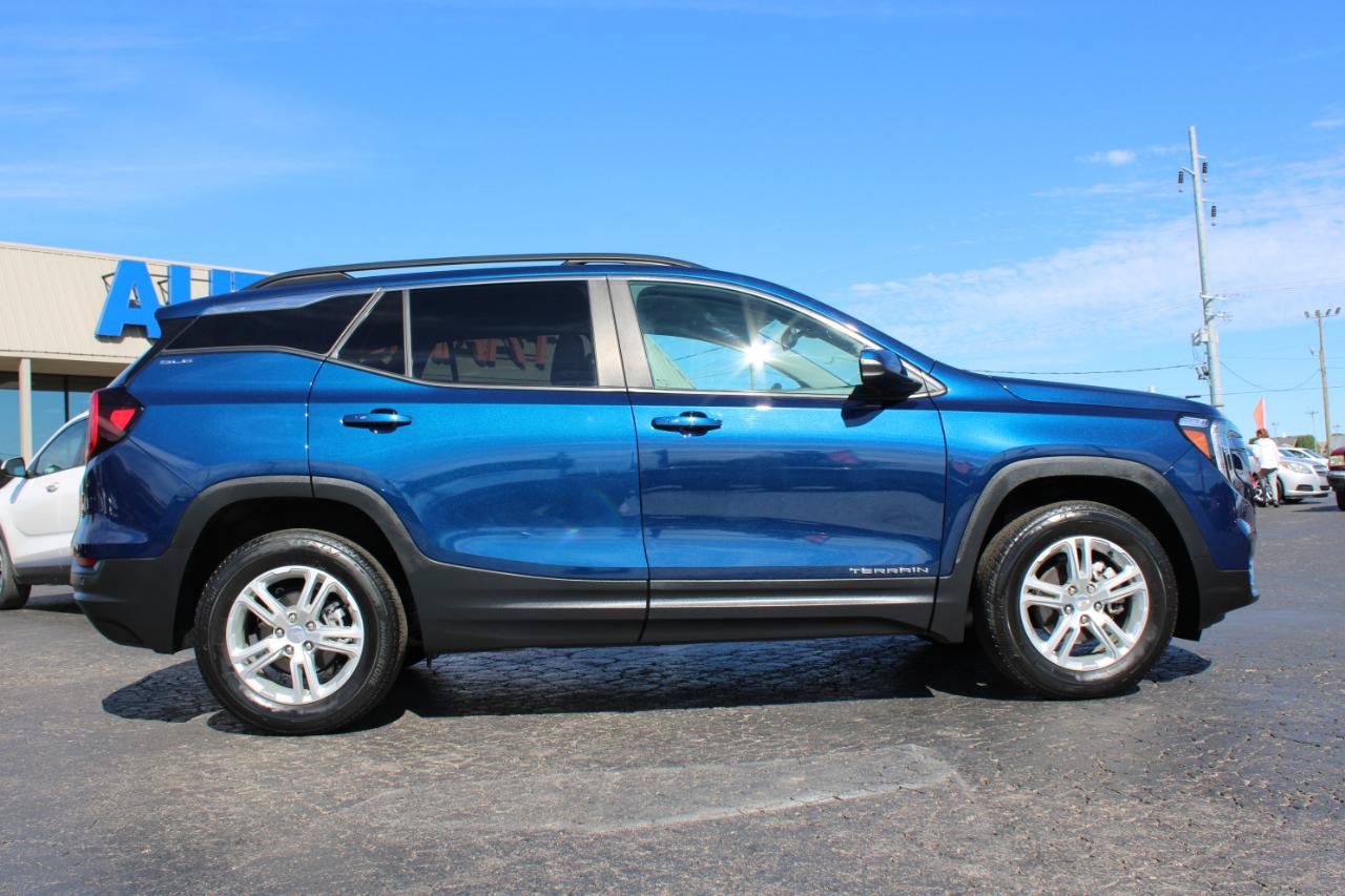Used 2023 GMC Terrain SLE w/ Driver Convenience Package AWD/4WD image 3