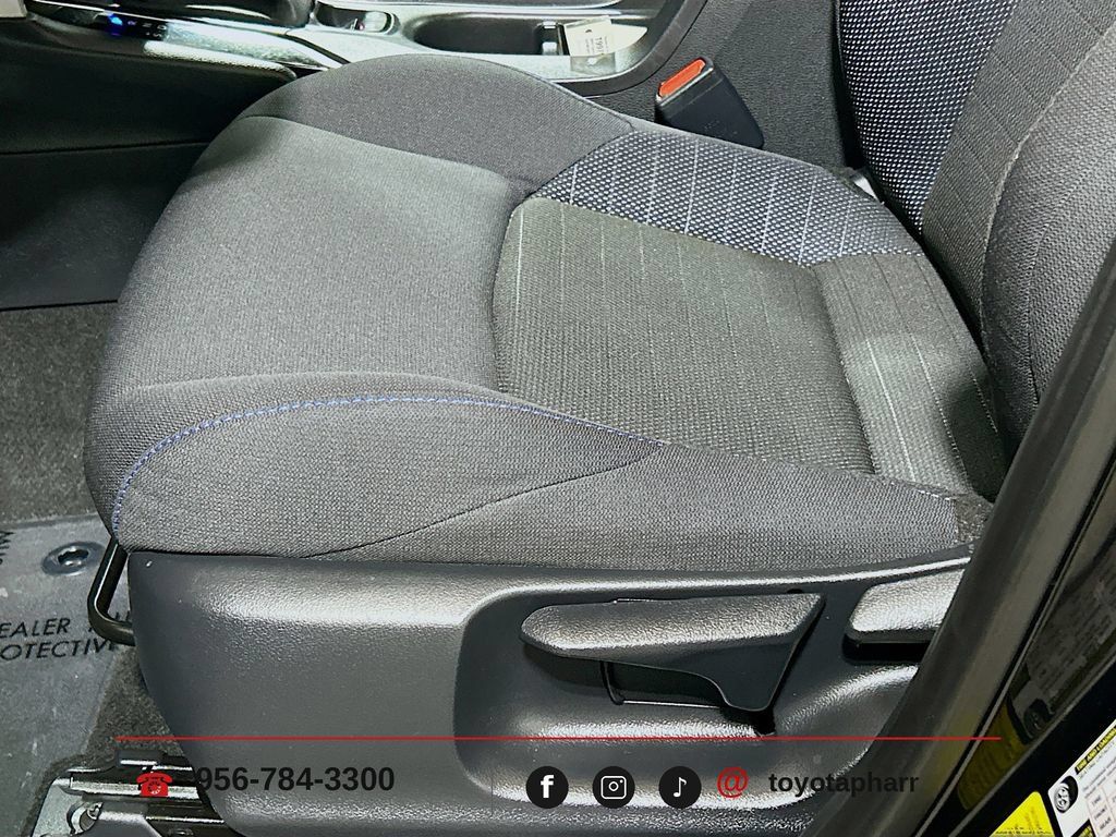 Used 2024 Toyota Corolla Cross AWD Hybrid w/ Moonroof Package image 17