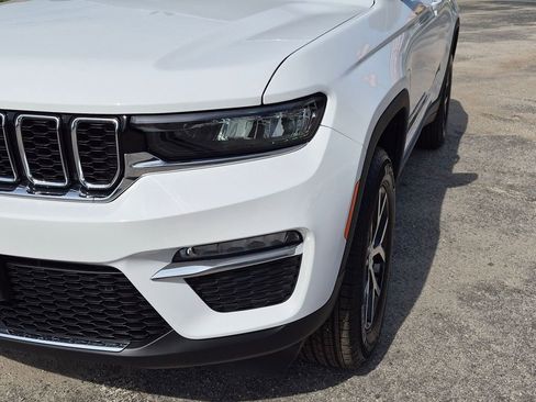 Used 2025 Jeep Grand Cherokee Limited AWD/4WD image 9