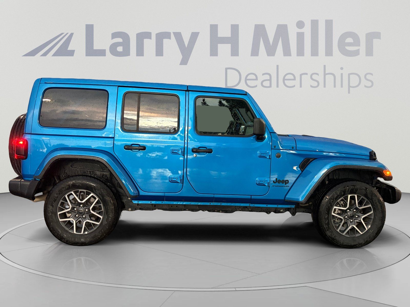 Used 2025 Jeep Wrangler Unlimited Sahara AWD/4WD image 6