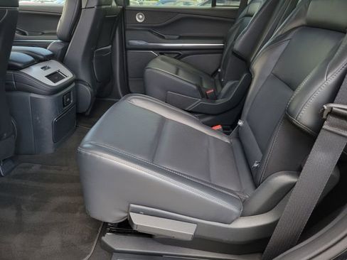 Certified 2025 Lincoln Navigator Reserve AWD/4WD image 8