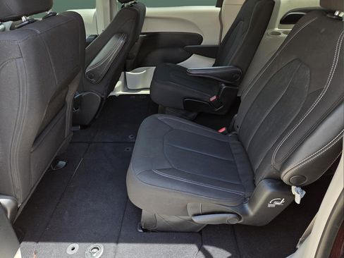 Used 2023 Chrysler Voyager LX FWD image 10