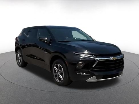 Used 2025 Chevrolet Blazer LT FWD image 3