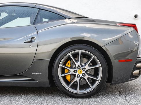 Used 2010 Ferrari California RWD image 17