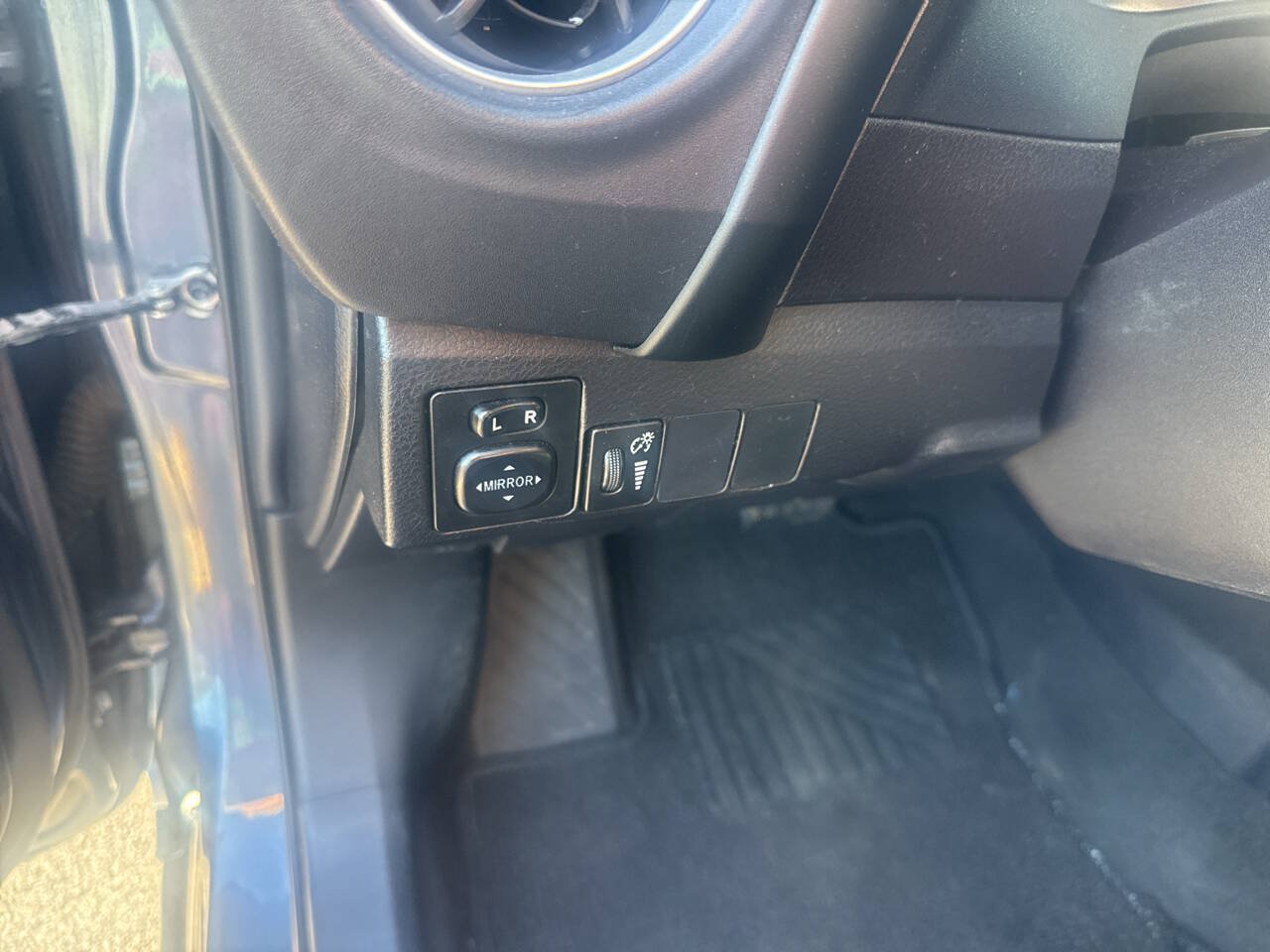 Used 2017 Toyota Corolla SE w/ Carpet Mat Package (TMS) FWD image 19