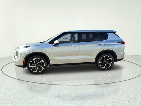 Used 2023 Mitsubishi Outlander SE FWD image 3