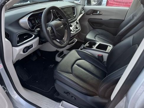 Certified 2024 Chrysler Pacifica Touring-L image 18