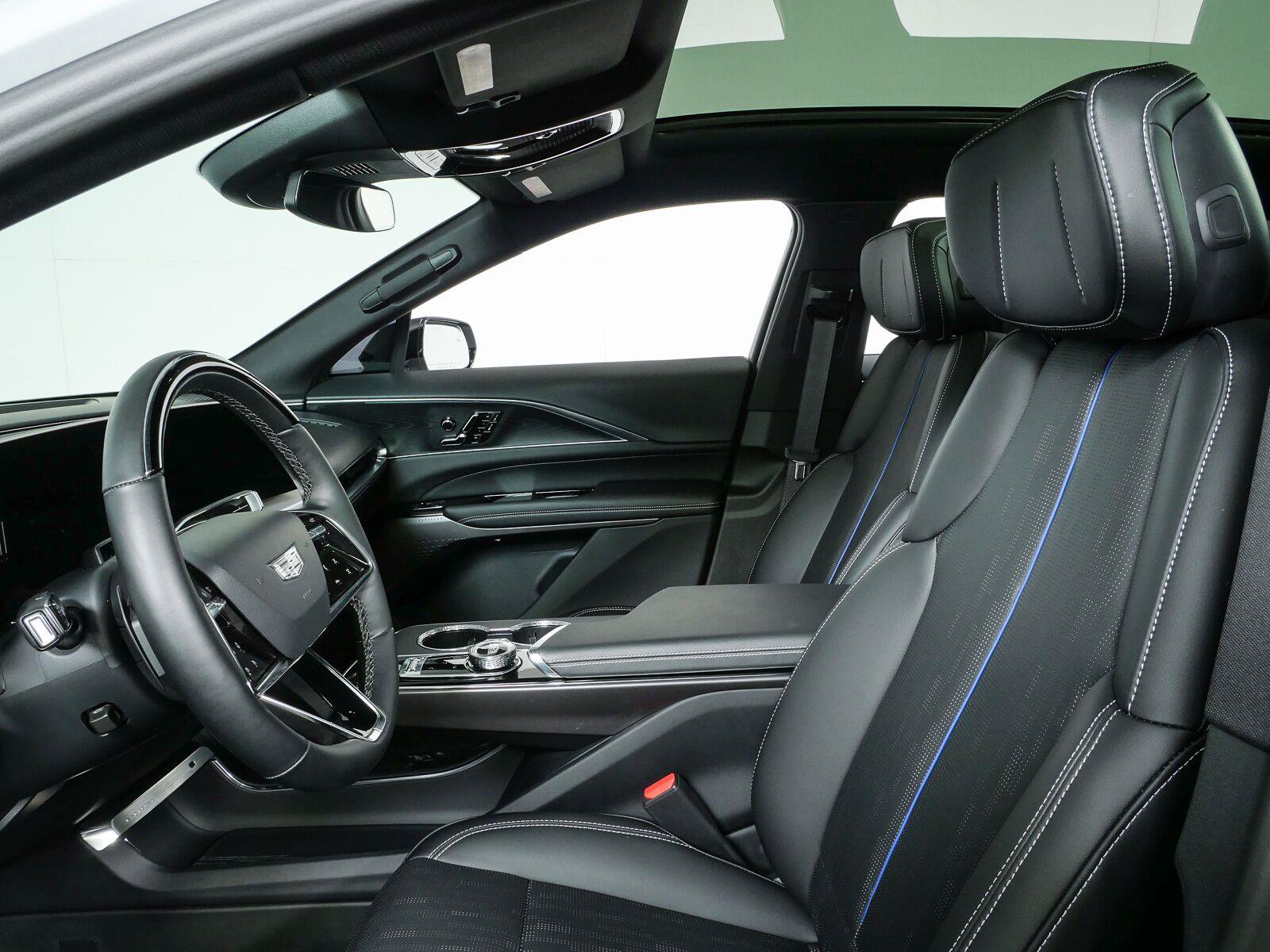 Used 2026 Cadillac Lyriq Sport RWD image 7