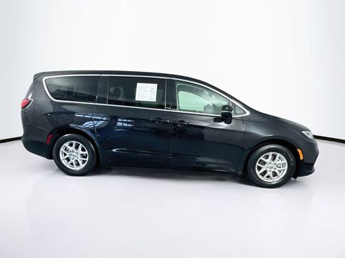 Used 2024 Chrysler Pacifica Touring-L FWD image 11