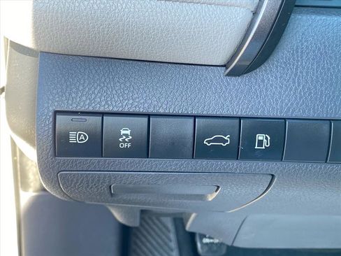 Used 2018 Toyota Camry SE FWD image 19