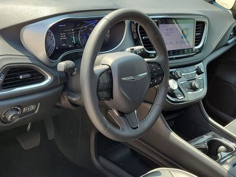 Used 2025 Chrysler Pacifica Limited FWD image 8