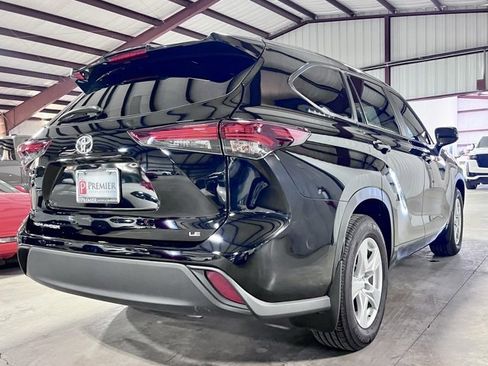 Used 2024 Toyota Highlander LE image 2