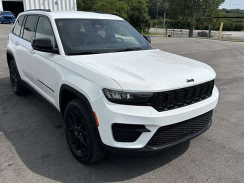 Used 2025 Jeep Grand Cherokee Altitude AWD/4WD image 2