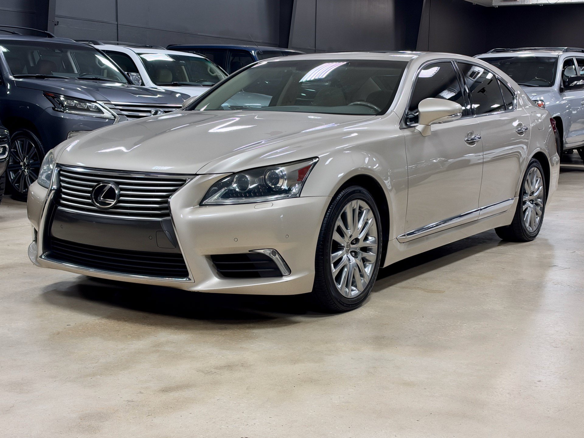 Used 2014 Lexus LS 460 w/ Comfort Package RWD image 2