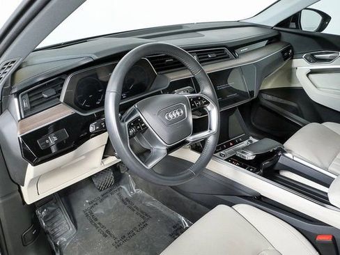 Used 2021 Audi e-tron Prestige w/ Prestige Package image 4