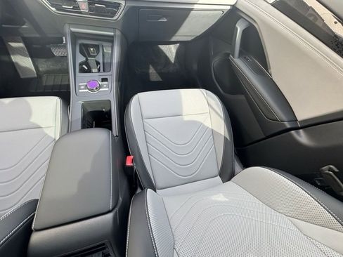 New 2025 Volkswagen Tiguan SE AWD/4WD image 18