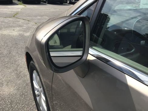 Used 2017 Chrysler Pacifica Touring-L FWD image 19