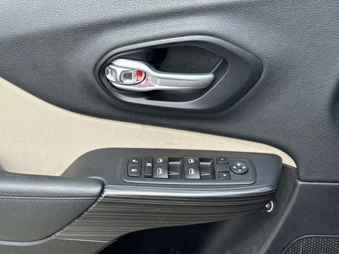 Used 2015 Jeep Cherokee Sport image 19