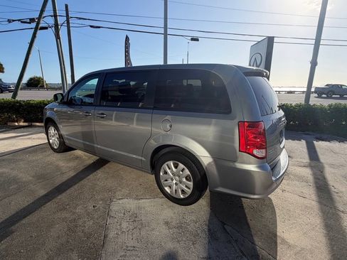 Used 2018 Dodge Grand Caravan SE w/ UConnect Hands-Free Group FWD image 6