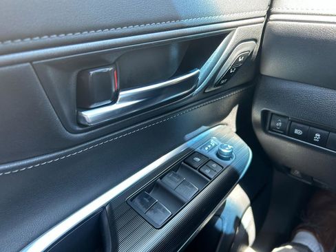 Used 2023 Toyota Venza XLE image 19