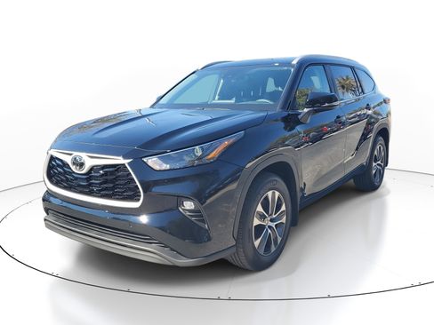 Used 2026 Toyota Highlander XLE image 3