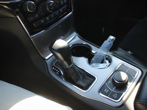 Used 2022 Jeep Grand Cherokee Laredo X image 12