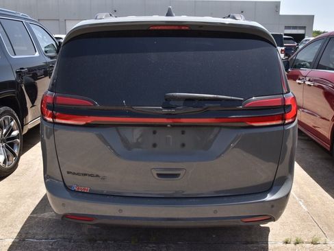 Used 2021 Chrysler Pacifica Touring-L w/ Uconnect Theater Family Group FWD image 5