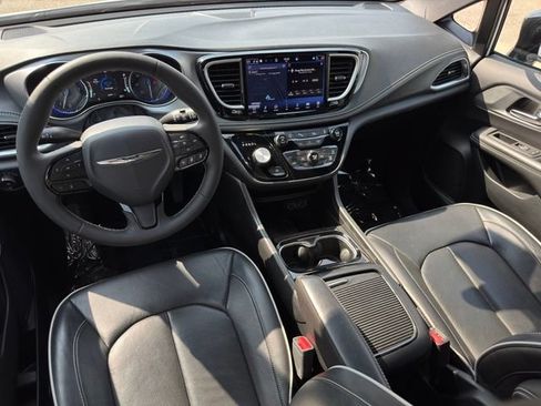 Used 2025 Chrysler Pacifica Limited FWD image 16