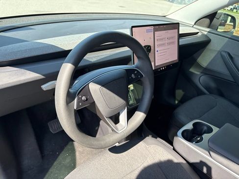 Used 2026 Tesla Model Y 2WD image 3