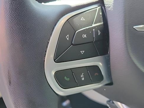 Used 2023 Chrysler Pacifica Touring-L FWD image 19