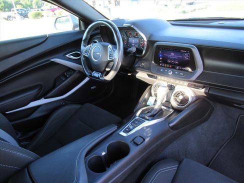 Used 2020 Chevrolet Camaro LT w/ Technology Package image 11
