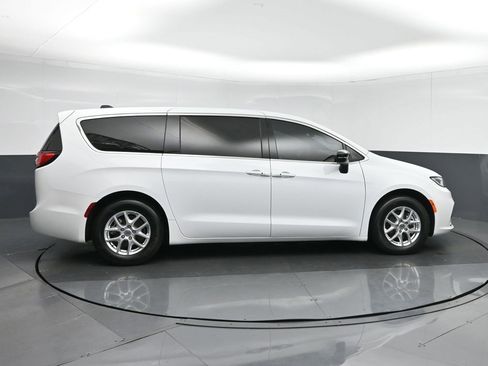 Used 2024 Chrysler Pacifica Touring image 8