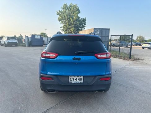 Used 2018 Jeep Cherokee Latitude w/ Altitude Package FWD image 4