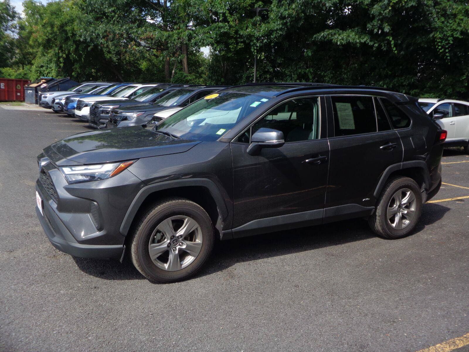 Used 2022 Toyota RAV4 XLE w/ Convenience Package AWD/4WD image 5