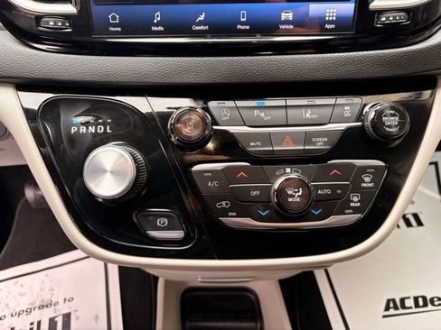Used 2024 Chrysler Pacifica Touring-L FWD image 30
