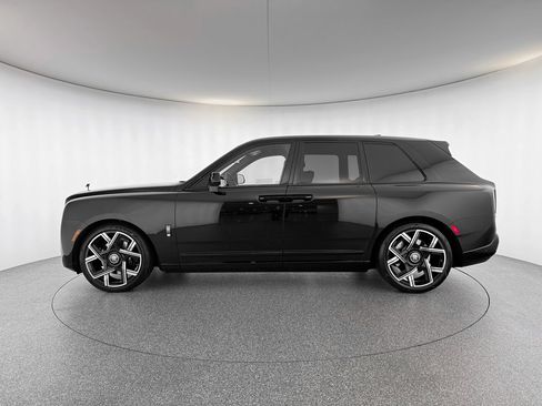 New 2026 Rolls-Royce Cullinan Black Badge image 9