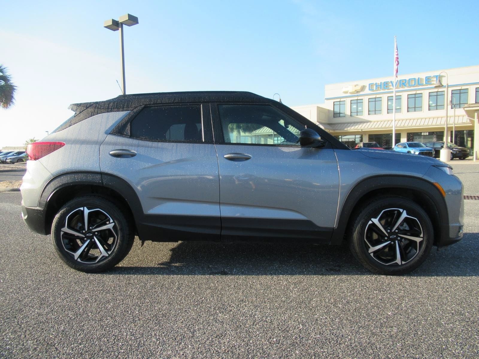 Used 2023 Chevrolet TrailBlazer RS w/ Convenience Package FWD image 2