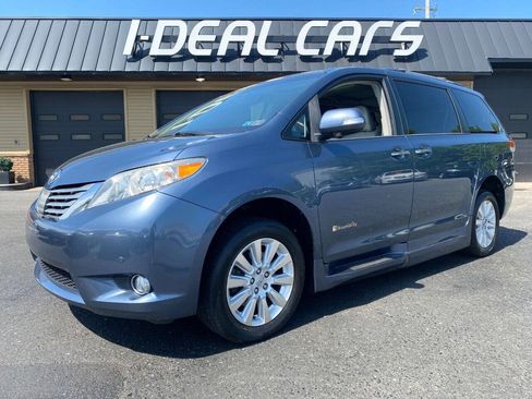 Used 2013 Toyota Sienna Limited w/ Premium Pkg FWD image 2