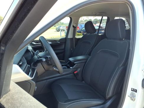 Used 2023 Jeep Grand Cherokee Laredo image 4